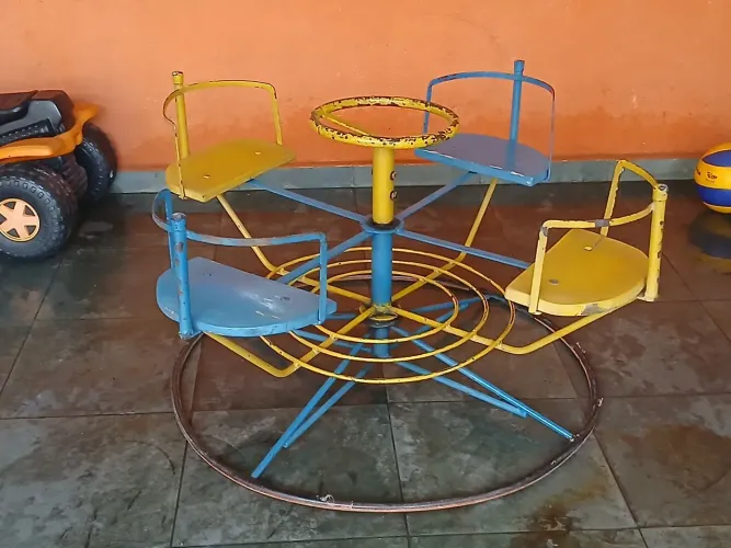 Carrossel infantil gira gira 4 lugares portatil madeira e aço