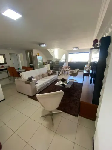 Exclusividade em uma cobertura duplex, com piscina privativa e espaços generosos no Dionís