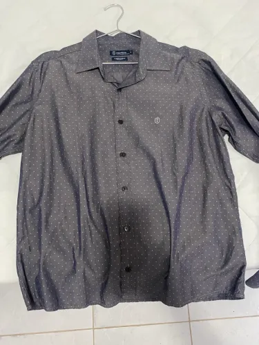 Camisas tamanho P (talvez veste M)