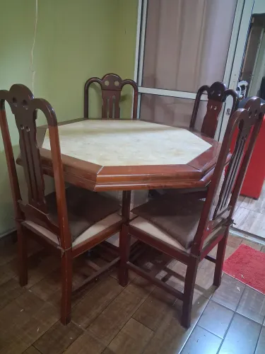 Mesa com 4 cadeiras td em madeira