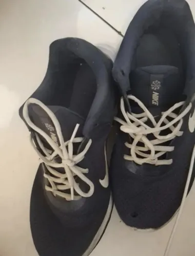 Par de tênis Nike masculino usados com pequeno furo em um dos pares ,n 42