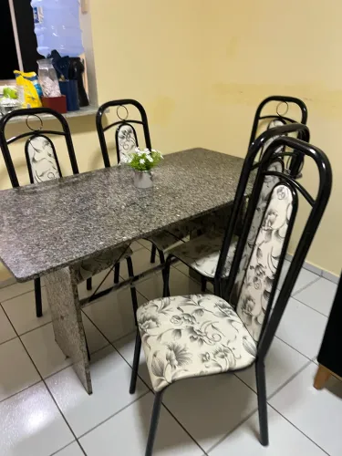 Jogo de mesa com 5 cadeiras