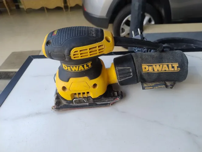 Lixadeira Dewat DWE6411-B2