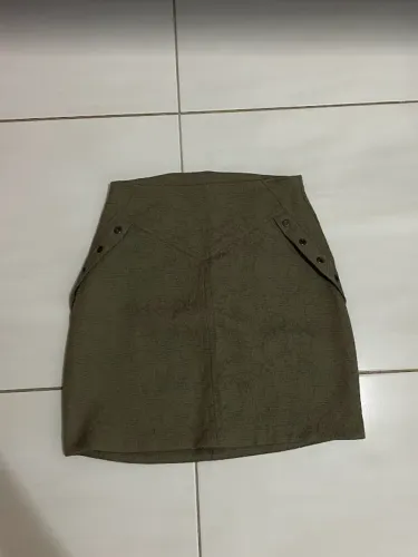 Saia Verde Musgo Com Detalhes