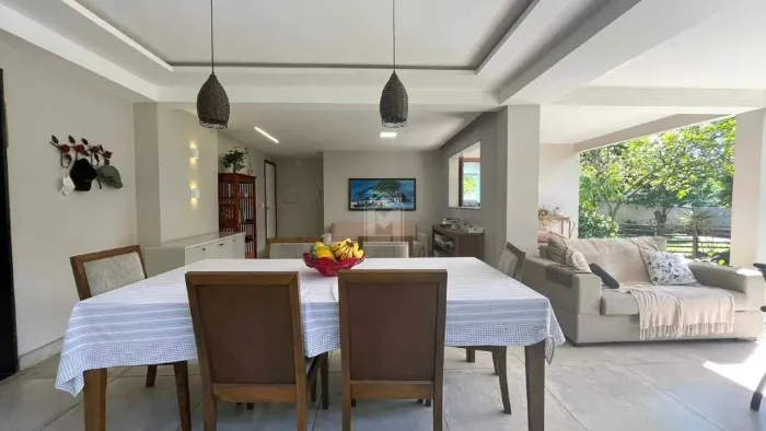 Lívia Machado Imóveis vende Casa Alto Padrão de 260m² no Condomínio Bosque dos Ipês | San
