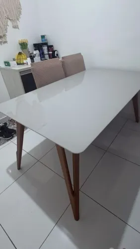 Mesa de seis lugares com tampo de vidro