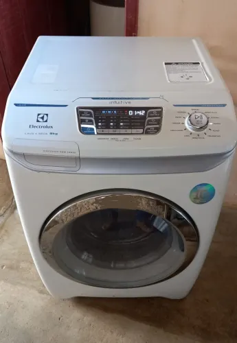 Máquina electrolux 9 kg lava e seca com defeito
