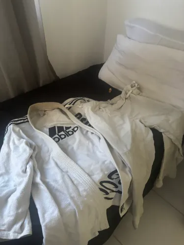 Kimono branco da adidas (tamanho A3)