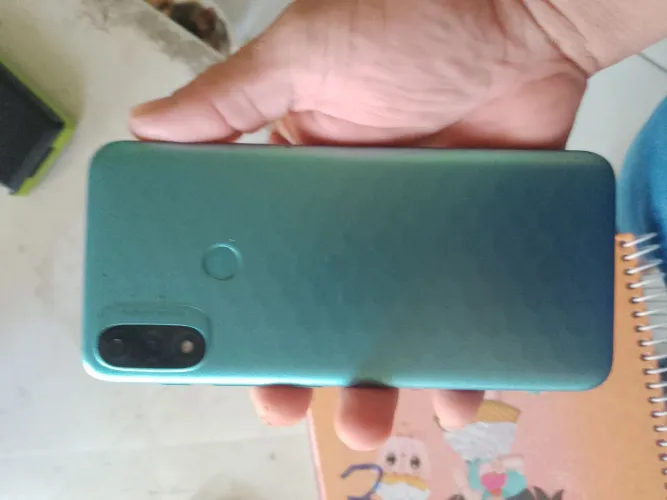 Celular moto e 20 com algumas marcas de uso mais funcionando perfeitamente 