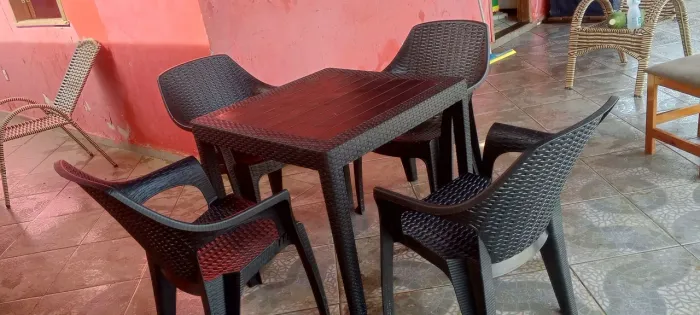 Mesa e cadeira de plástico