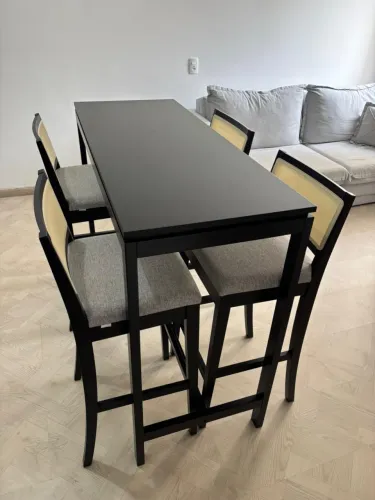 Linda Mesa Bistrô com 4 banquetas altas estofadas, Madeira Maciça. Alta Qualidade.