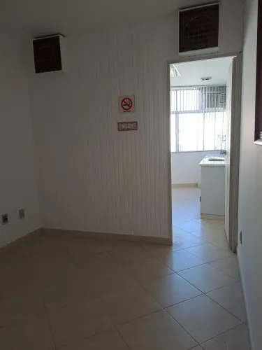 Frente sala comercial na Praça Saens Penna em frente ao metrô preparada consultório odonto