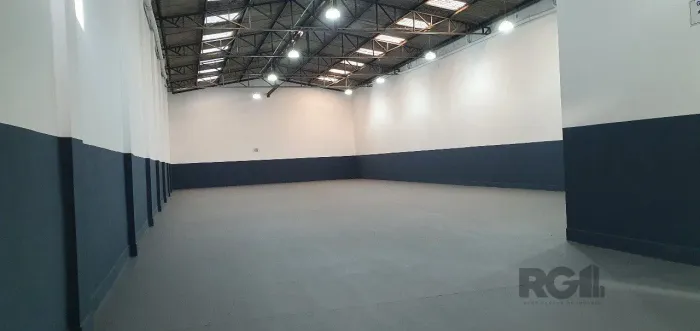 Pavilhão no bairro Humaitá com 748m² de área privativa, pé direito alto.