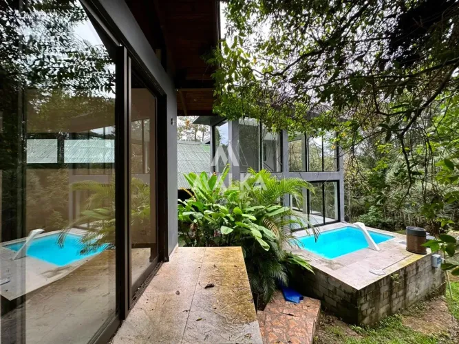 Casa em condomínio com 4 suítes para locação no Campeche - Florianópolis