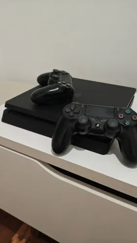 PlayStation 4 Slim 500GB + 2 Controles Originais + Cabos | Excelente Estado