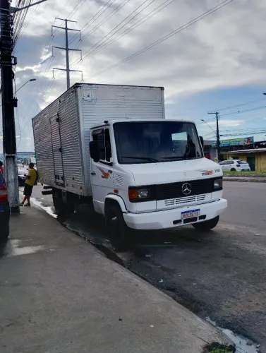 Caminhão baú para frete municipal e intermunicipal 