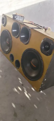 Vendo está caixa de som para porta malas de carro, funcionando perfeitamente.
