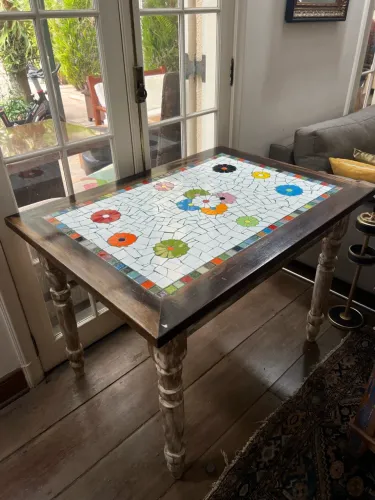 Mesa de Madeira com Tampo Decorativo em Mosaico Artesanal