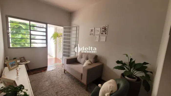 Imóvel residencial com 3 casa, disponível para venda no bairro Martins em Uberlândia-MG