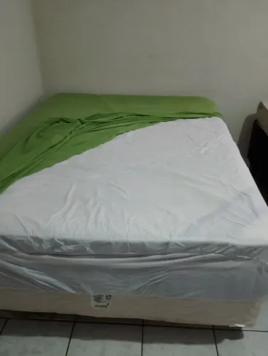 Cama casal com protetor de colchão