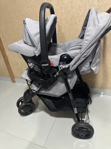 Carinho e bebê conforto com base