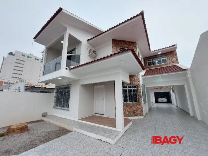 Excelente Casa 5 dormitório(s) em Barreiros - São José