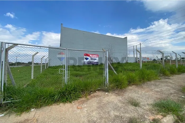 Terreno Comercial de Esquina para Aluguel no Alphacenter em Santa Bárbara 329m²