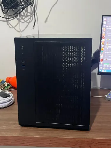 Gabinete Compatível com placas-mãe Micro-ATX e Mini-ITX