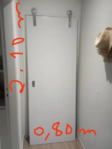 Porta de correr com trilho de inox.