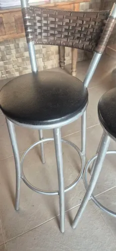 Vende-se 3 banquetas área de lazer ou cozinha. Obs. A almofada de uma está com defeito!