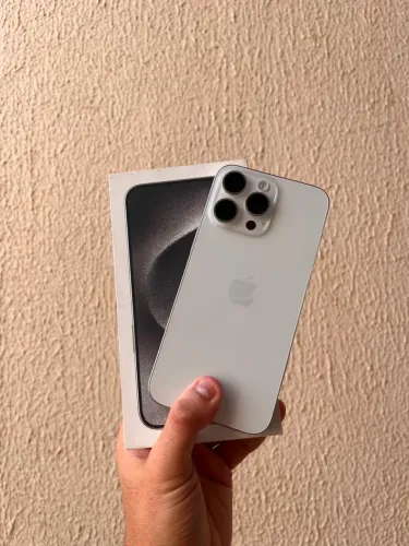 iPhone 15 Pro Max 256 GB Titânio Branco