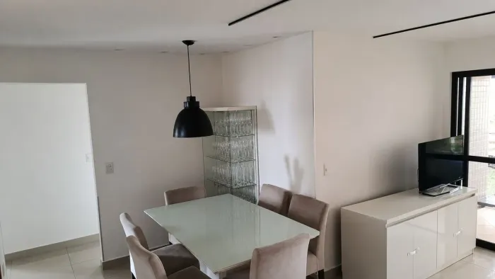 Mesa branca com tampo de vidro 6 lugares 
