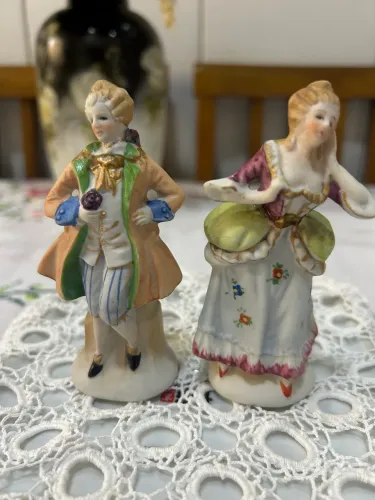 Casal de época em porcelana biscuit  
