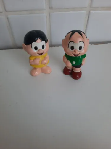 Bonecos miniaturas do Cebolinha e da Magali da Turma da Mônica
