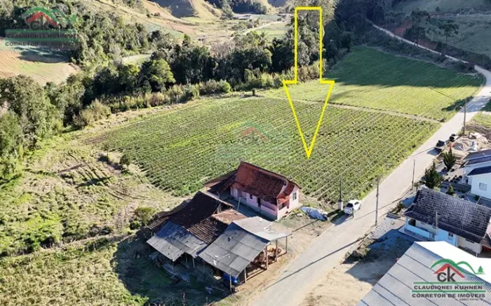 Sítio com grande espaço plano, ótimo acesso, casa histórica em Águas Mornas