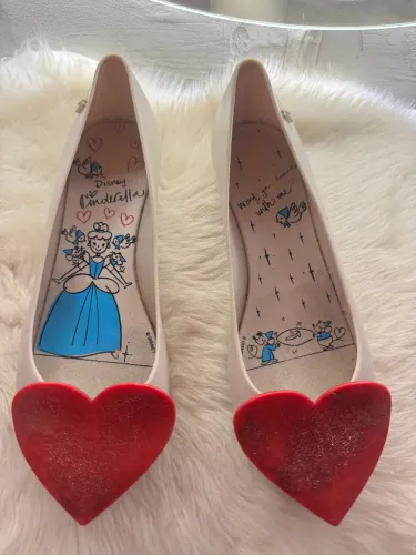 Melissa Ultragirl Cinderella. Coração vermelho brilhante na ponta e palmilha ilustrada.