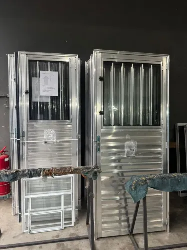 Porta de alumínio 90cm com grade - QUEIMÃO DE ESTOQUE