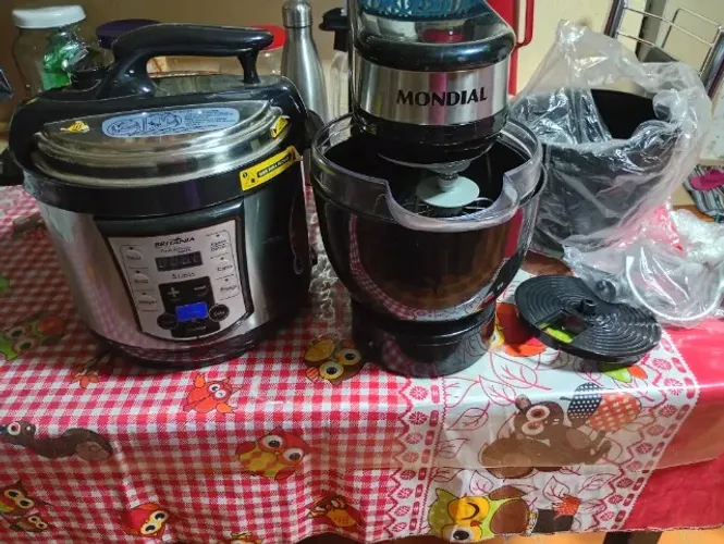 Vende se uma batedeira usada uma vez é uma panela elétrica Britânia usada uma vez