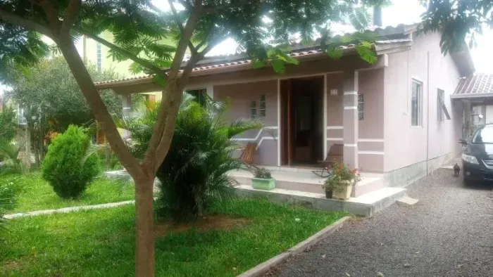 Velleda oferece espetacular sítio em Águas Claras, condomínio fechado, com casa e piscina
