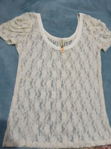 Blusa de renda, na cor creme com mangas fofas bem charmosinha para usar com jeans ou short