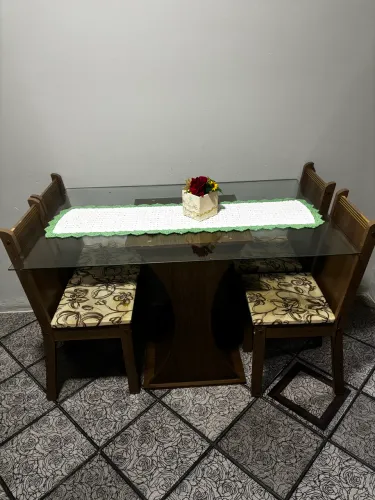 Mesa de vidro com 4 cadeiras