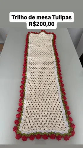 Caminho ou Trilho de Mesa Tulipas em Crochê - Vermelho e Cru