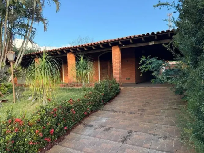 Casa 350m² com Piscina | Terreno 600m² || DESOCUPADA || Faxinal-PR | Amplo espaço com chur