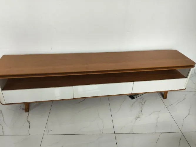 Rack para TV tampo de madeira maciça três gavetas em laca bege