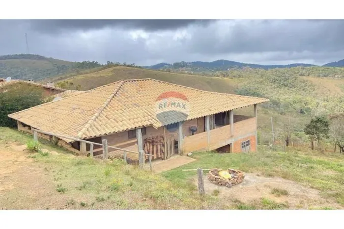 Casa à venda em Ibitipoca MG | Vista deslumbrante para as montanhas