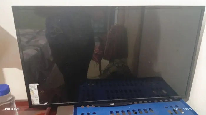Vende se televisão 32 polegadas e caixa de som antigos 