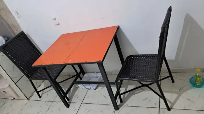 Jogo de cadeiras e mesa