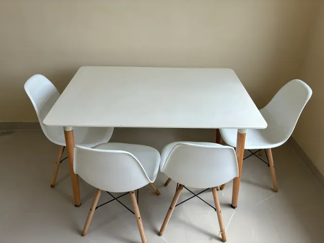 Mesa Eames com 4 cadeiras