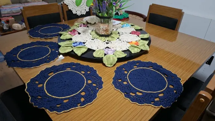 Jogo com 4 Sousplats de Crochê Azul -Marinho com Detalhes em Dourados