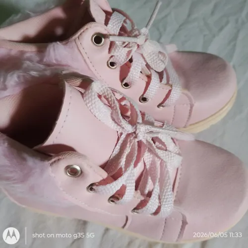 Uma bota rosa infantil